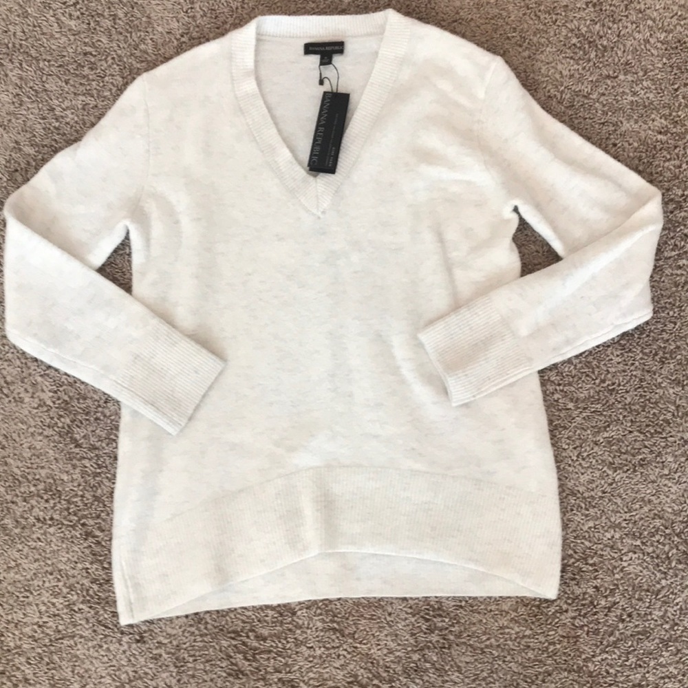 Never worn Banana Republic v neck sweater